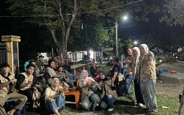 Pererat Silaturahmi, Mahasiswa KKN USK dan Warga Gampong Pueb Lueng Nibong Bakar Lemang Bersama
