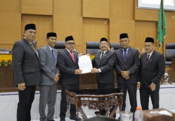 Bupati Pidie Menghadiri Penutupan Sidang Paripurna Dewan Perwakilan Rakyat Pidie