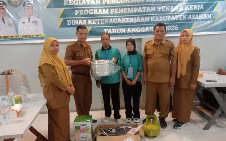 Disnaker Asahan Menyerahkan Bantuan Stimulan Sarana Usaha Secara Simbolis