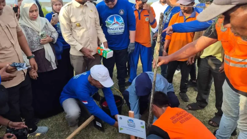 Demokrat Aceh Tanam Pohon di Bantaran Sungai Tibang