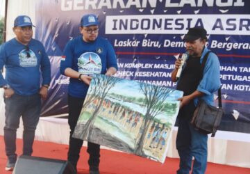 Salaudin Hadiahkan Lukisan Bertema Lingkungan untuk Demokrat Aceh