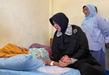 Jenguk Warga Penderita Tumor Hati, Wali Kota Illiza Beri Semangat dan Bantuan Sewa Rumah