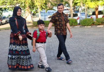 Hari Pertama Sekolah, Fadhlullah Antar Putra dan Dukung Gerakan Ayah Mengantar Anak