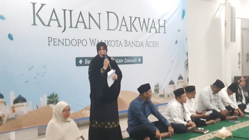 Wali Kota Banda Aceh, Hj. Illiza Sa'aduddin membuka Kajian Dakwah perdana di Pendopo Wali Kota, Kamis (16/7/2026) malam.