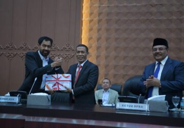 Realisasi Pendapatan Tembus Rp10,70 Triliun, Gubernur Mualem Serahkan Raqan Pertanggungjawaban APBA 2025 ke DPRA