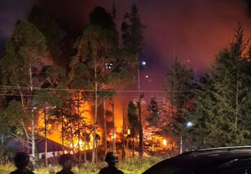 Dipicu Dana Desa Dipotong, Massa Bakar Kantor Bupati hingga DPRD