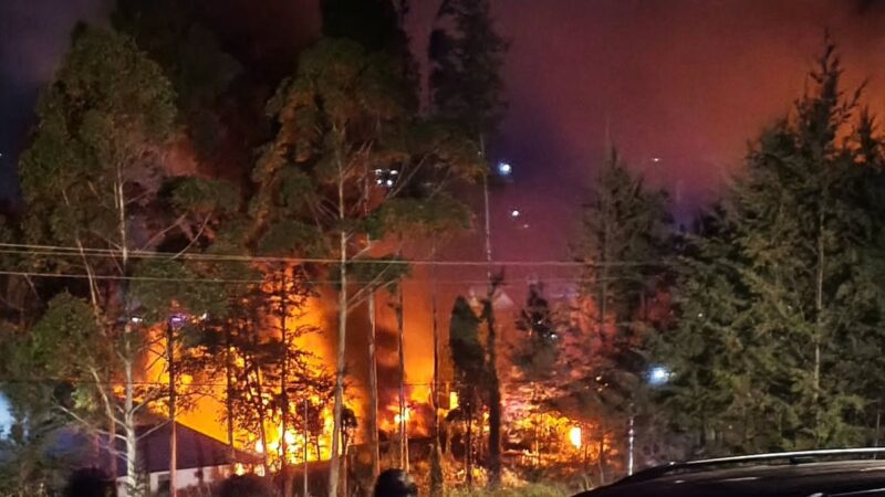 Dipicu Dana Desa Dipotong, Massa Bakar Kantor Bupati hingga DPRD