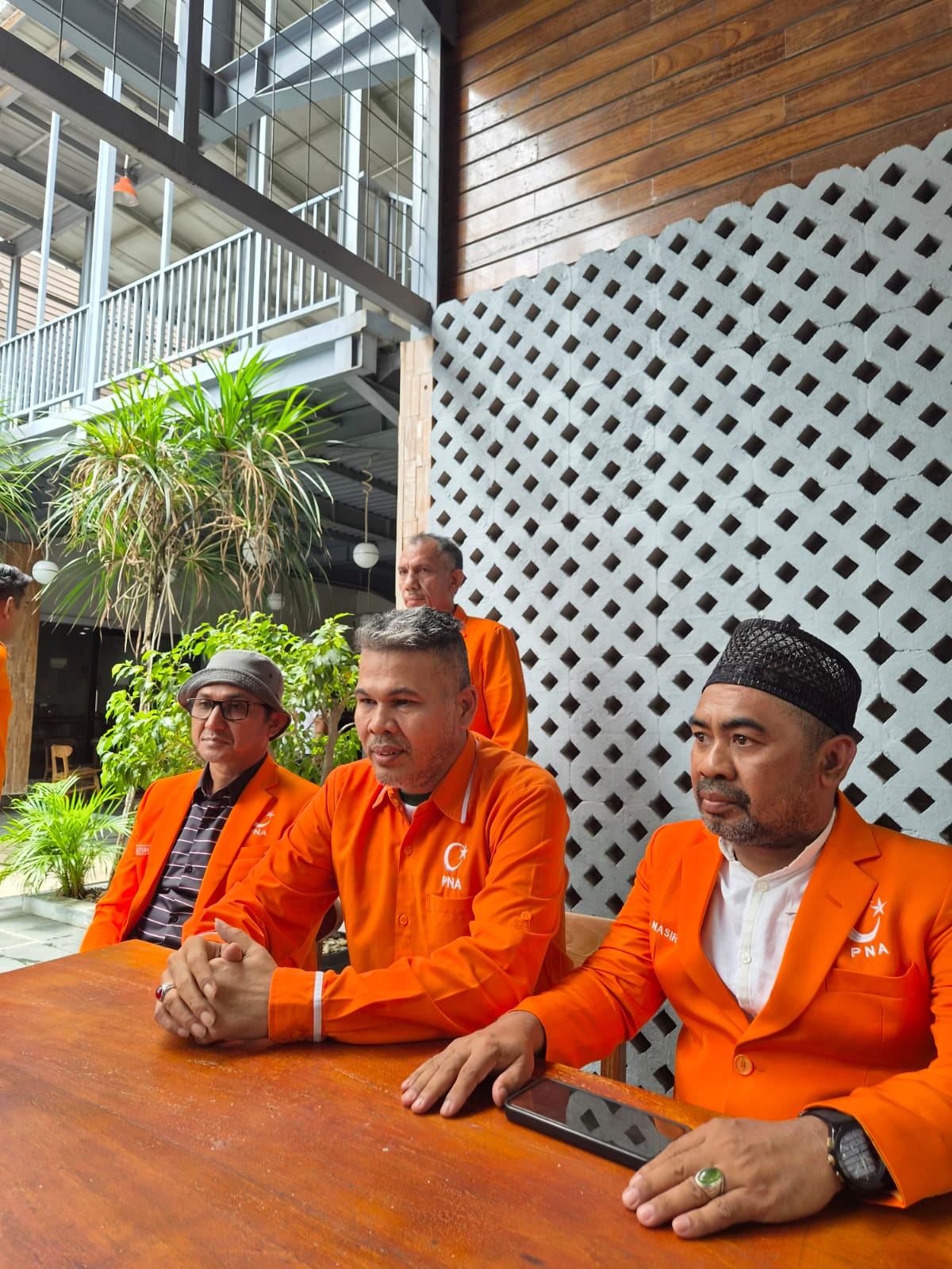 Misbahul Munir saat memberikan keterangan kepada Wartawan Usai mendaftar sebagai calon Ketum PNA di loby Hotel Grand Nanggroe, Senin 3 Agustus 2026 [Foto/Ismail]