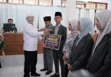 Bupati Pidie Serahkan Bonus Umrah Pada Kafilah MTQ Ke-37 Tingkat Provinsi