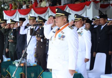 Bupati Asahan Kibarkan Bendera Merah Putih di Alun-Alun