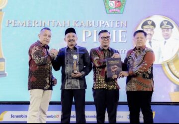 Bupati Bersama Wakil Bupati Pidie Terima Penghargaan Serambi Awards 2026