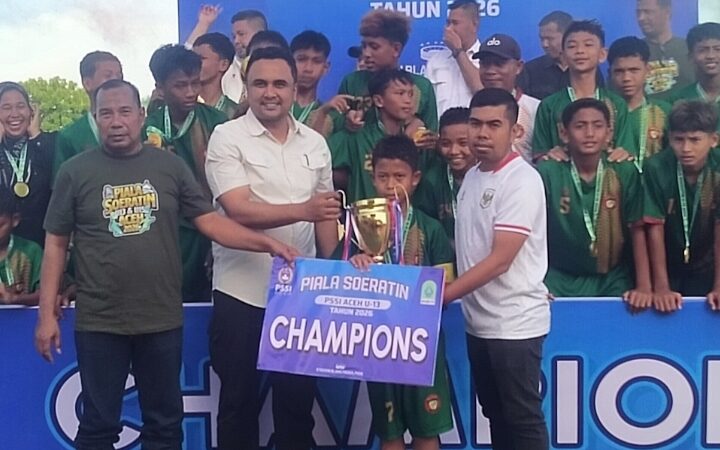 Kepala Dinas Disparpora Pidie Menyerahkan Tropy Piala Soeratin Kepada Tamiang United