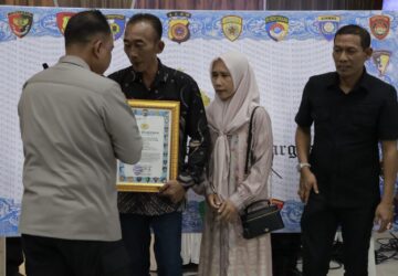 Kapolda Aceh Beri Penghargaan untuk Pratu Galuh Nugraha yang Gugur Bantu Polisi