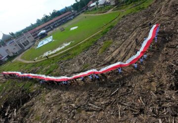 BSI Kibarkan Merah Putih 81 Meter di Aceh Tamiang