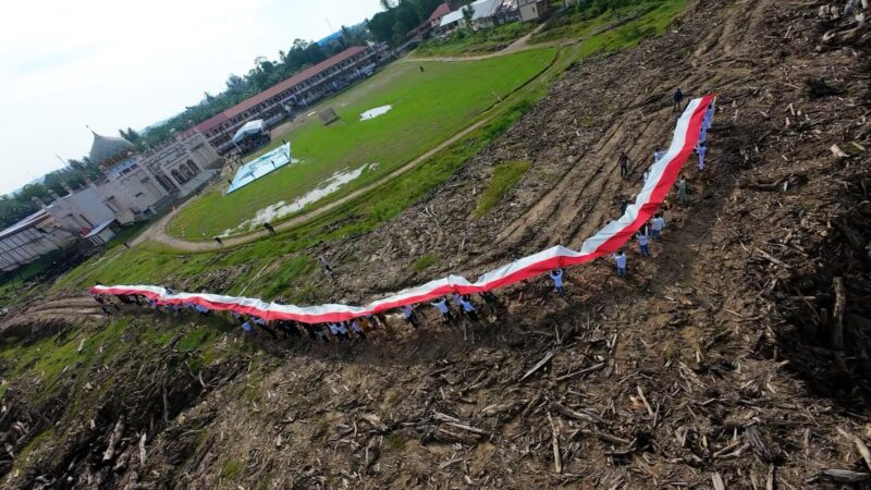 BSI Kibarkan Merah Putih 81 Meter di Aceh Tamiang