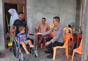 Ikram, Anak Disabilitas di Sawang Dapat Kursi Roda dari Kapolres Aceh Selatan