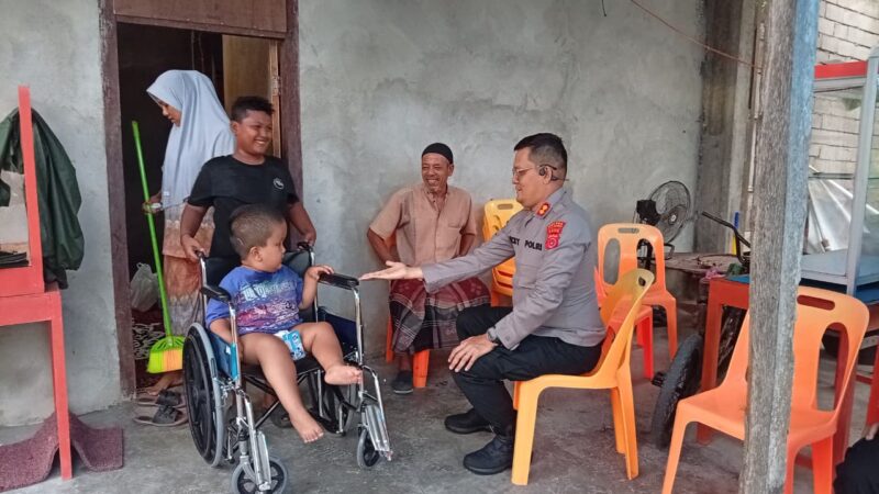 Ikram, Anak Disabilitas di Sawang Dapat Kursi Roda dari Kapolres Aceh Selatan