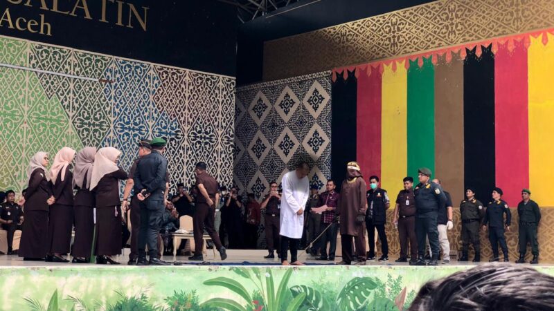Palee dan Pasangannya Jalani 22 Kali Cambukan di Banda Aceh