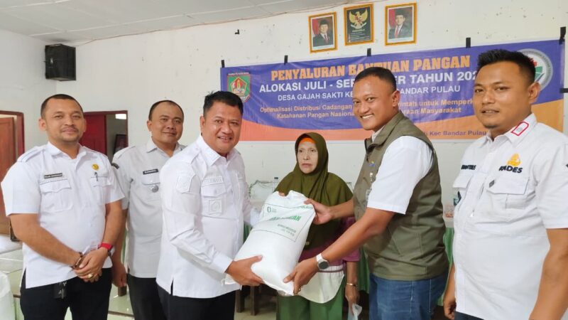 Wakil Bupati Asahan Salurkan Bantuan Beras untuk 262 Warga Bandar Pulau