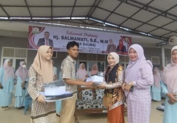Bunda Salma Serahkan Bantuan Seragam ke Pelajar di Empat SMA Aceh Utara