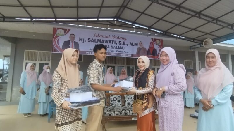 Bunda Salma Serahkan Bantuan Seragam ke Pelajar di Empat SMA Aceh Utara