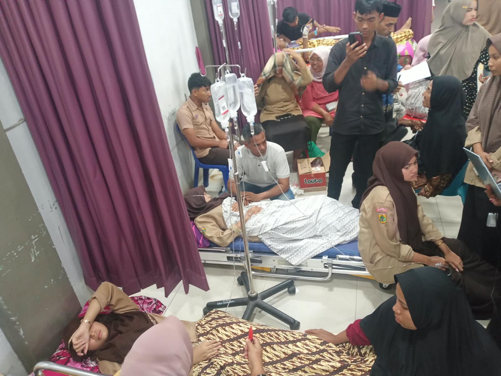 Belasan siswa yang diduga Keracunan sedang mendapatkan perawatan intensif di unit gawat darurat (UGD) RSUD dr Fauziah Bireuen.