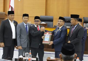 Bupati Pidie Menghadiri Rapat Paripurna DPRK Pidie Dalam Rangka Pembahasan Anggaran Perubahan