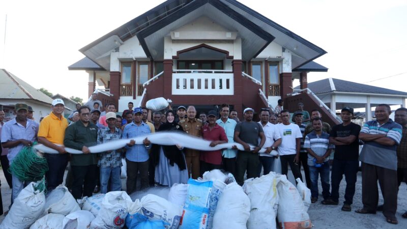 Illiza Serahkan Bantuan Jaring Laut kepada Nelayan Alue Naga