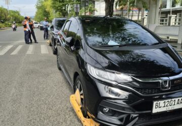 Nekat Parkir di KTL, 10 Mobil Digembok dan Tilang
