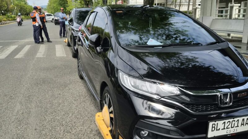 Nekat Parkir di KTL, 10 Mobil Digembok dan Tilang