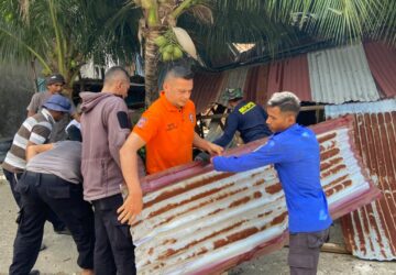 Atap Rumah Warga di Montasik Terhempas Angin Kencang