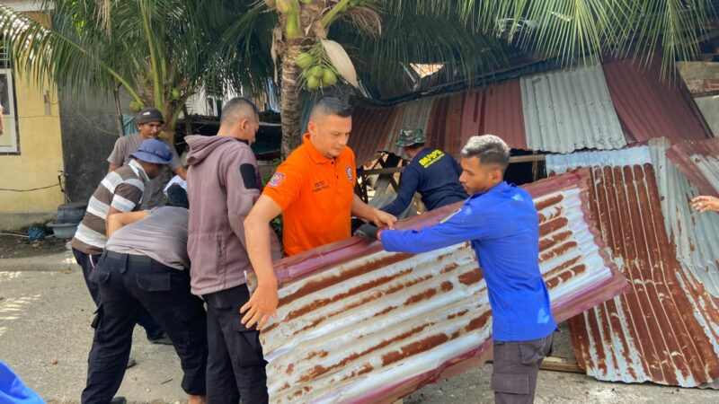 Atap Rumah Warga di Montasik Terhempas Angin Kencang