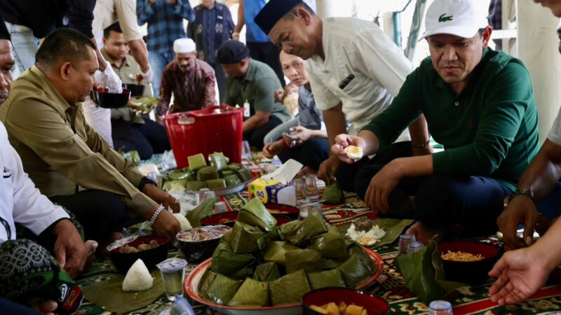 Wagub Aceh Hadiri Kenduri Maulid di Kaye Jatoe, Tradisi Bungkus Daun Tetap Terjaga