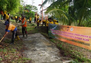 Polisi dan Pasukan Oranye Bersihkan Pinggiran Krueng Aceh dari Sampah