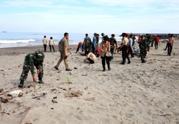 Puluhan Kodim KBA dan Warga Tanam Ketapang di Pesisir Gampong Pande