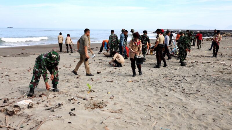 Puluhan Kodim KBA dan Warga Tanam Ketapang di Pesisir Gampong Pande