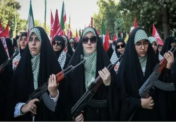 Diancam AS Lenyapkan Negaranya, Perempuan Iran Berbondong-bondong Ikut Angkat Senjata
