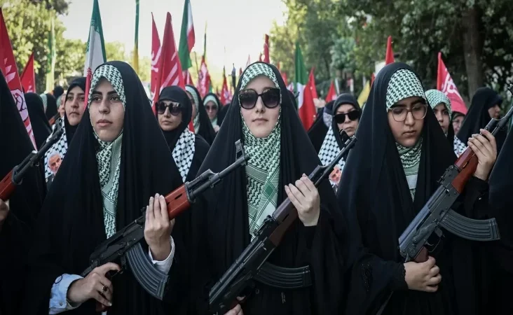 Diancam AS Lenyapkan Negaranya, Perempuan Iran Berbondong-bondong Ikut Angkat Senjata