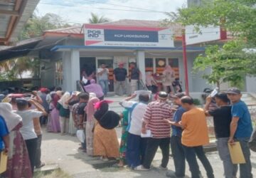 Warga Serbu Kantor Pos Lhoksukon untuk Ambil Bantuan Isi Hunian Rumah