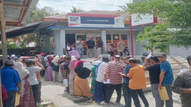 Warga Serbu Kantor Pos Lhoksukon untuk Ambil Bantuan Isi Hunian Rumah