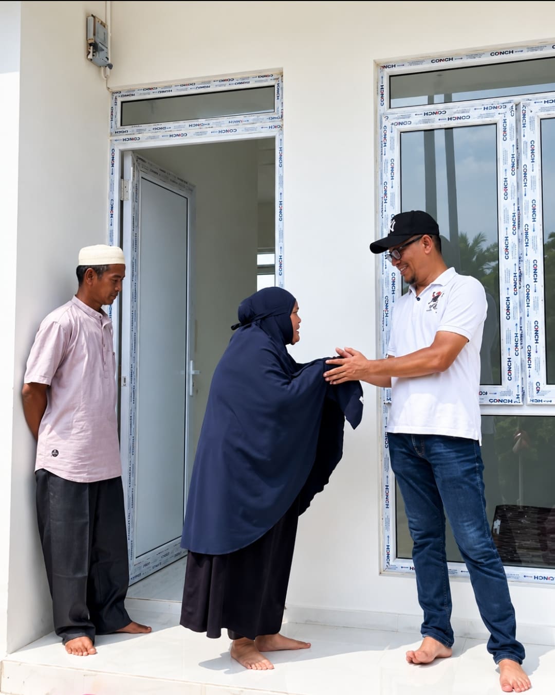 Wakil Ketua DPRK Banda Aceh, Dr. Musriadi Aswad, M.Pd., menyapa warga penerima mamfaat rumah layak huni melalui pokok-pokok pikiran (pokir) DPRK Banda Aceh Tahun Anggaran 2026. FOTO: (Humas DPRK Banda Aceh).