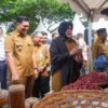 Illiza Ajak Warga Belanja di Pasar Tani, Harga Lebih Murah dan Petani Jual Langsung