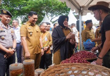 Illiza Ajak Warga Belanja di Pasar Tani, Harga Lebih Murah dan Petani Jual Langsung