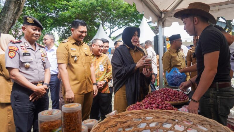 Illiza Ajak Warga Belanja di Pasar Tani, Harga Lebih Murah dan Petani Jual Langsung