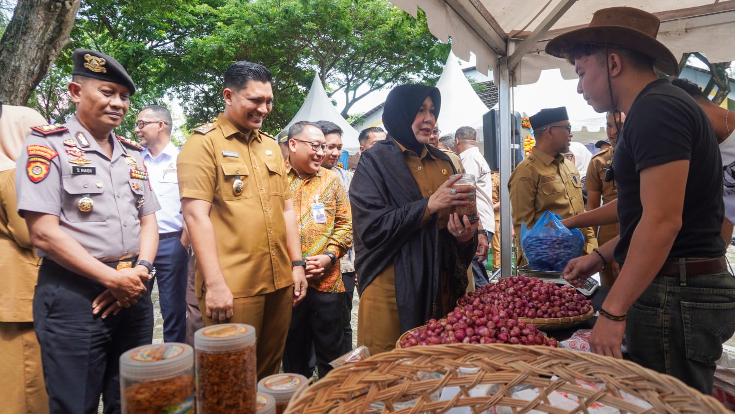 Wali Kota Banda Aceh, Illiza Sa’aduddin Djamal, melihat langsung produk pertanian dan pangan yang dijual pedagang saat meninjau Pasar Tani di Taman Bustanussalatin, Banda Aceh, Selasa (27/10/2026)