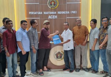 Sayuti Achmad Ambil Formulir Bakal Calon Ketua PWI Aceh