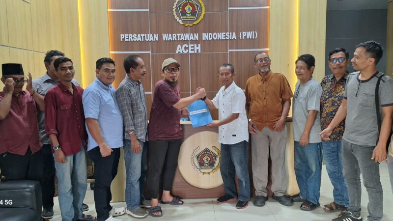 Sayuti Achmad Ambil Formulir Bakal Calon Ketua PWI Aceh
