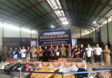 255 Koli Ballpres dan Barang Ilegal Dimusnahkan