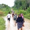 Demi Bantuan Hunian, Warga Dusun Bidadari Terjang Genangan