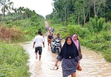 Demi Bantuan Hunian, Warga Dusun Bidadari Terjang Genangan